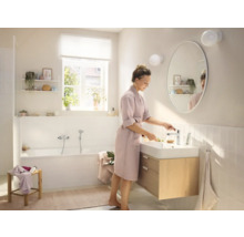 Světlá koupelna s vanou, umyvadlem a zrcadlem