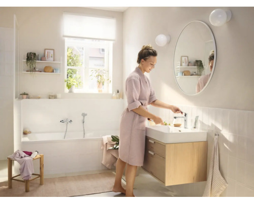 Světlá koupelna s vanou, umyvadlem a zrcadlem