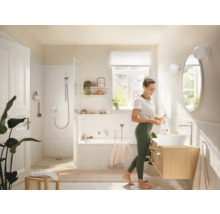 Světlá koupelna se sprchou, vanou a umyvadlem