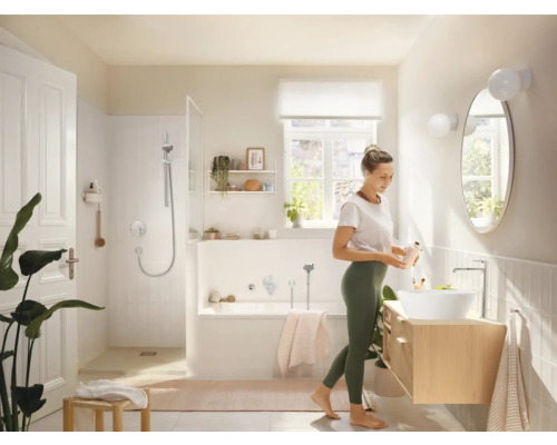 Světlá koupelna se sprchou, vanou a umyvadlem