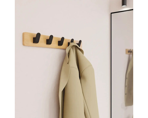 Nástěnný věšák s pěti háčky a bundou