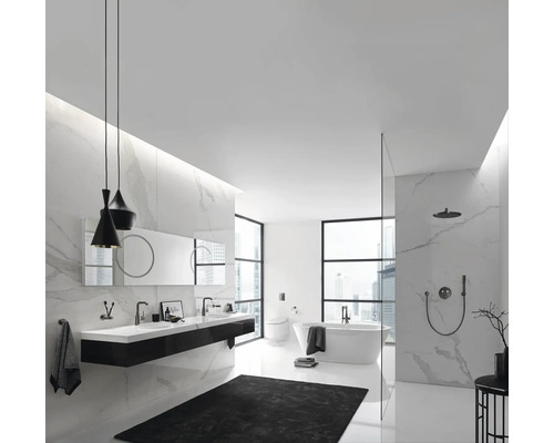 Světlá koupelna s dvojitým umyvadlem, vanou a sprchou