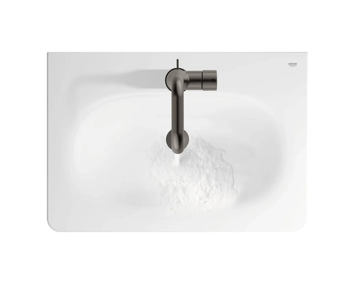 Pohled shora na umyvadlo s kohoutkem a tekoucí vodou