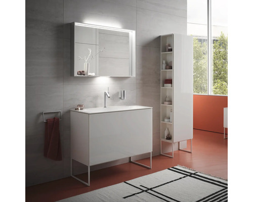 Moderní koupelnový set s umyvadlem, zrcadlovou skříňkou s osvětlením a vysokou skříní.