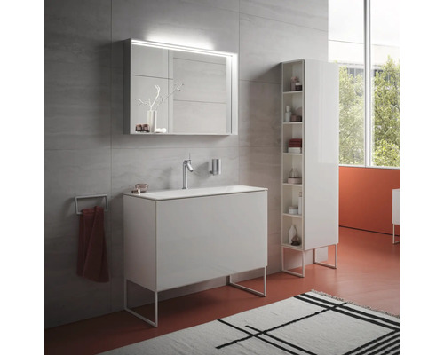 Koupelna s umyvadlem, zrcadlovou skříňkou a vysokou skříňkou