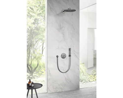 Sprchová armatura s horní sprchou a ruční sprchou před mramorovou stěnou