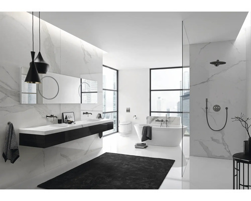 Moderní koupelna s dvojitým umyvadlem, vanou a sprchou