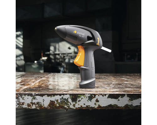 Tavná lepicí pistole Steinel na stole