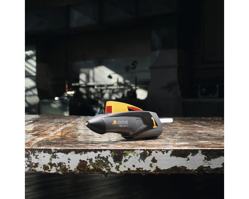 Horkovzdušná pistole Steinel na pracovním stole