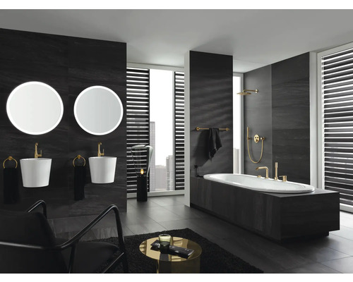 Moderní koupelna s vanou, umyvadly, zrcadly a tmavým zařízením