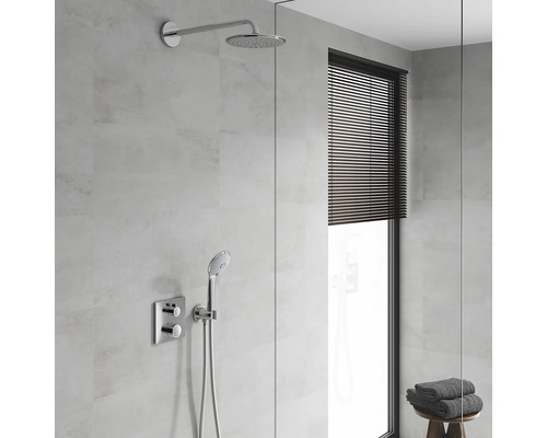 Moderní koupelna s dešťovou sprchou, ruční sprchou a oknem se žaluziemi.