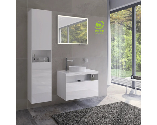 Moderní koupelna s umyvadlem, spodní skříňkou, zrcadlovou skříňkou, držákem na ručníky a pečetí PEFC