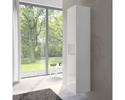 Moderní koupelna s bílou vysokou skříní pro ukládání