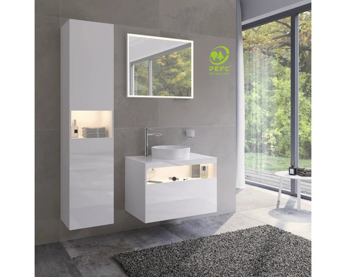 Moderní koupelna s bílým koupelnovým nábytkem, umyvadlem, zrcadlem a šedou předložkou