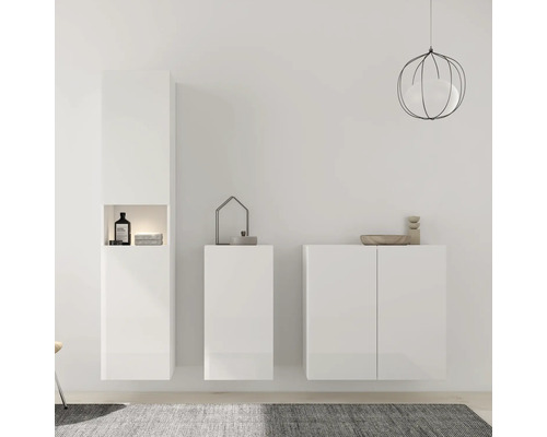 Koupelna s umyvadlovou skříňkou, závěsnou skříňkou a vysokou skříňkou