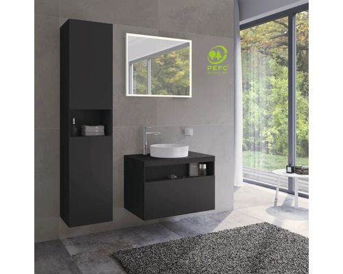 Moderní koupelnový komplet s umyvadlem, zrcadlovou skříňkou a vysokou skříní. Značka PEFC pro udržitelné lesní hospodářství.