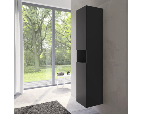 Koupelna s vysokou úzkou koupelnovou skříňkou, velkým oknem a kobercem