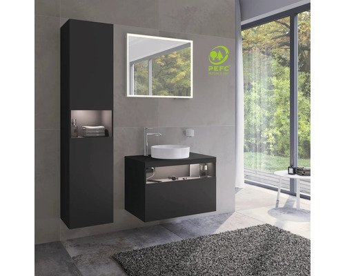 Moderní koupelna s umyvadlovou skříňkou, zrcadlovou skříňkou a vysokou skříňkou. Znacka PEFC pro udržitelné lesní hospodárství.