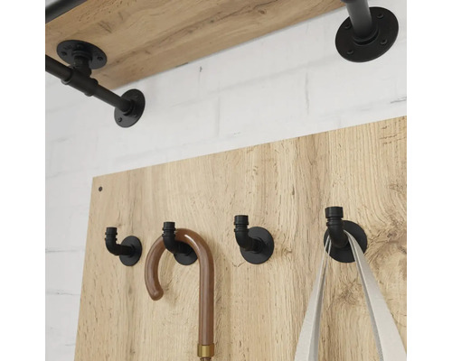 Šatní panel s tyčí na oblečení a háčky v industriálním designu