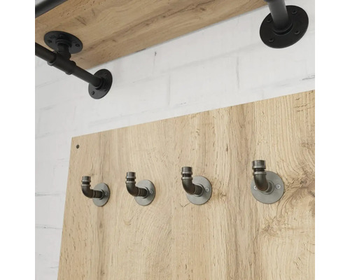 Šatní stojan s policí a háčky na kabáty v industriálním designu