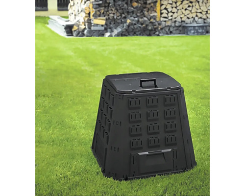 Plastový kompostér na zahradě
