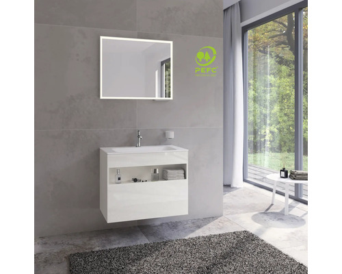 Koupelna s umyvadlovou skříňkou, osvětleným zrcadlem a pečetí PEFC