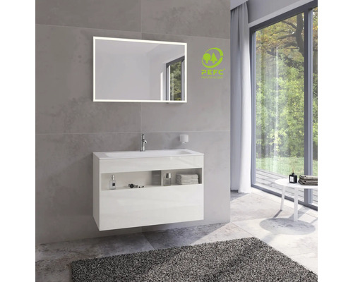 Koupelna s osvětleným zrcadlem, skříňkou pod umyvadlo, baterií a pečetí PEFC