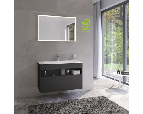 Moderní koupelna s umyvadlovou skříňkou, zrcadlem s osvětlením a oknem