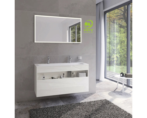 Světlá koupelna s osvětleným zrcadlem, skříňkou pod umyvadlo, armaturami, šedým kobercem a pečetí PEFC