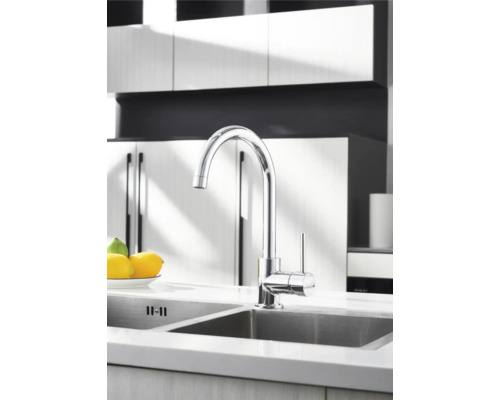 Kuchyňská scéna s dřezovou baterií a dřezem