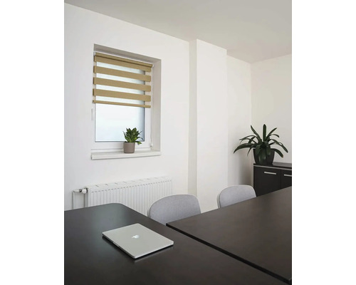 Kancelářská místnost s oknem, roletami, stolem a kancelářskou židlí