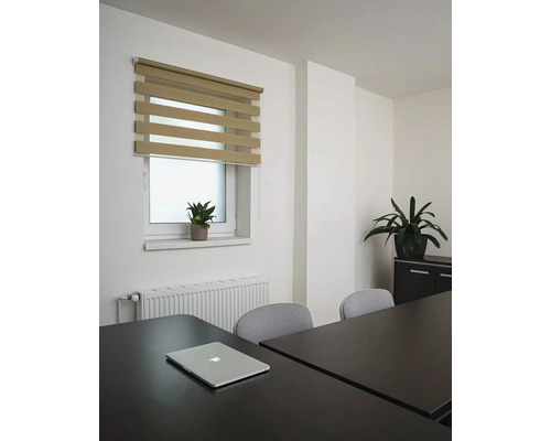 Interiér s oknem a dvojitou roletou pro stínění