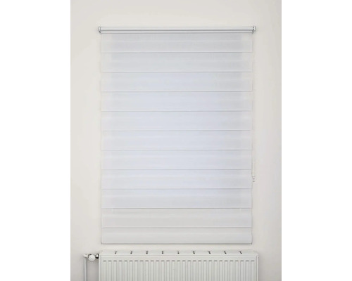 Dvojitá roleta před oknem s radiátorem