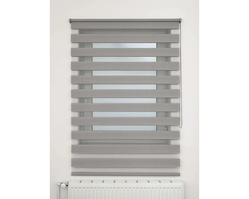 Šedá roleta duo v okně pro regulaci světla a soukromí