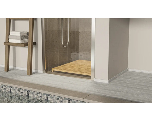 Sprchový kout s dřevěnou podlahou a žebříkem na ručníky v koupelně