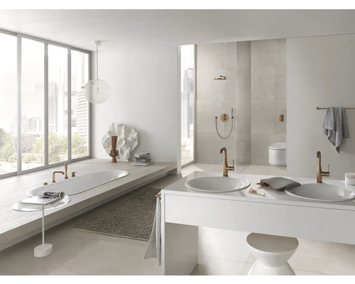 Světlá koupelna s vanou, dvojitým umyvadlem a bateriemi