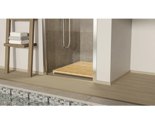 Koupelna se sprchou, dřevěnou policí a ručníky