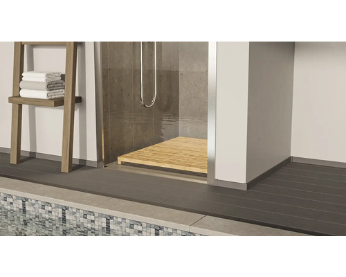 Příklad koupelny se sprchou, regálem na ručníky a dlažbou