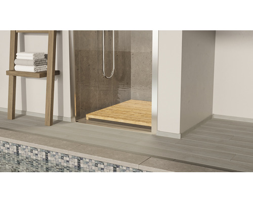 Koupelna se sprchou, sprchovou hlavicí, dřevěným roštem a žebříkem na ručníky s textilem