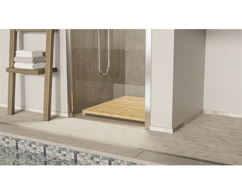 Koupelna se sprchou, žebříkem na ručníky a mozaikovými obklady