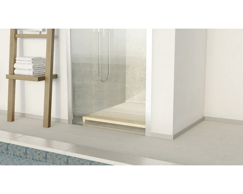 Koupelna se sprchou, žebříkem na ručníky a dlažební podlahou