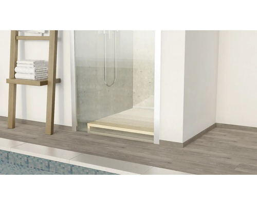 Koupelna se sprchou, dřevěnou sprchovou vaničkou a držákem na ručníky