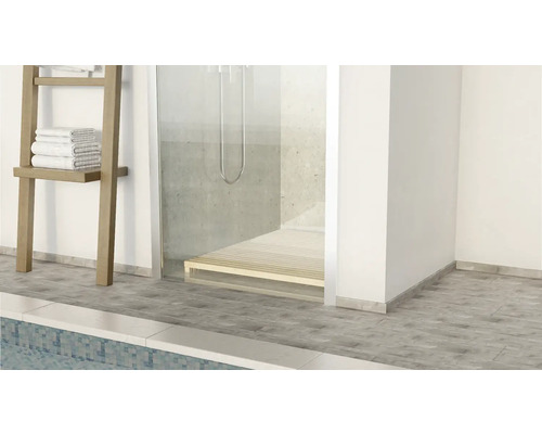 Koupelna se sprchou, žebříkem na ručníky a dlaždicemi