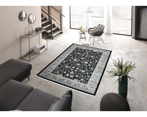 Interiér s černým kobercem s květinovým vzorem