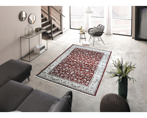Obývací pokoj s červeným kobercem s květinovým vzorem