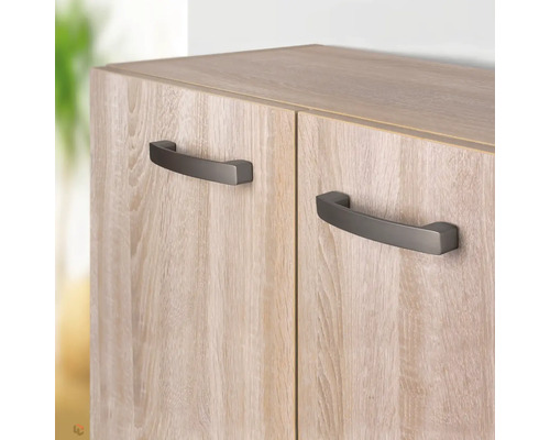 Detail dřevěné skříně s madly