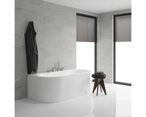 Moderní koupelna s vanou, oknem se žaluziemi, stoličkou a županem