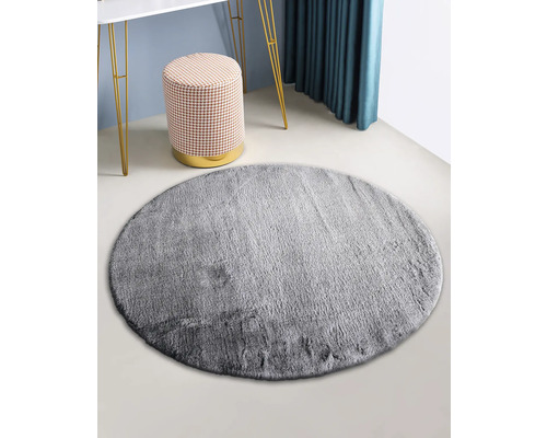 Šedý kulatý koberec v místnosti