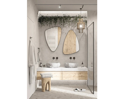 Moderní koupelna s dvojitým umyvadlem, dvěma zrcadly a dřevěnými detaily.