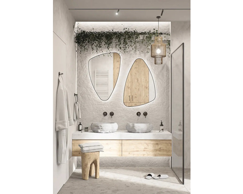 Koupelna s dvojitým umyvadlem, zrcadly s podsvícením a závěsnými rostlinami